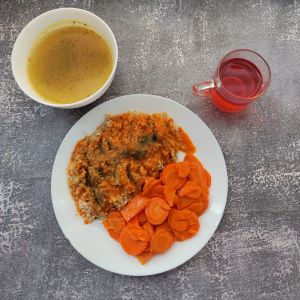 Dieta łatwostrawna  Zupa ziemniaczana Kasza jęczmienna/sypko Sos pomidorowy Marchew gotowana plastry z olejem Kompot owocowy Mięso wieprzowe z warzywami do kaszotto